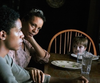 Une scène du film It Comes At Night