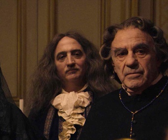 Une scène du film La mort de Louis XIV