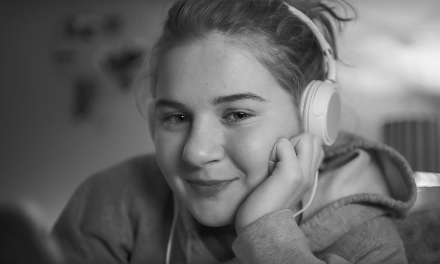 Voici pourquoi la comédie pour ados Charlotte a du fun est en noir et blanc