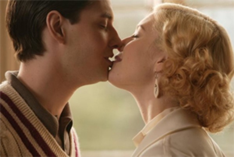 Ben Barnes et Jessica Biel dans le film Easy Virtue