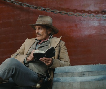 Une scène du film The Dead Don't Hurt