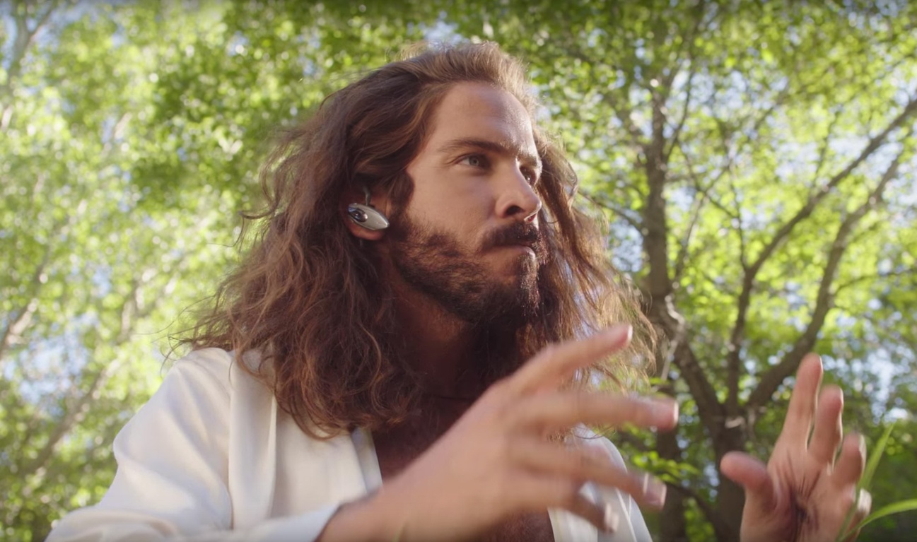 Des coeurs par la tête : Un autre vidéoclip, tout aussi étrange, pour Claude Bégin
