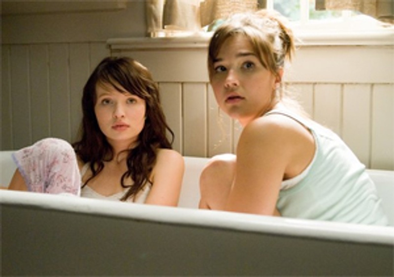 Arielle Kebbel et Emily Browning dans Les intrus