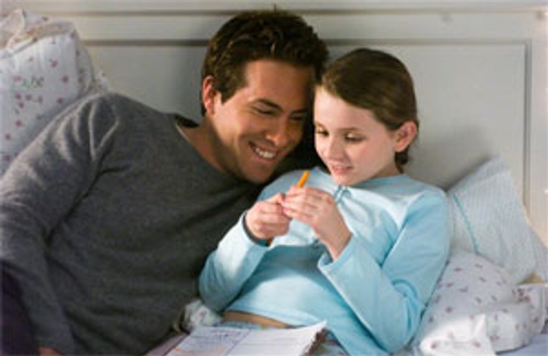 Ryan Reynolds et Abigail Breslin dans le film Bien sûr, peut-être