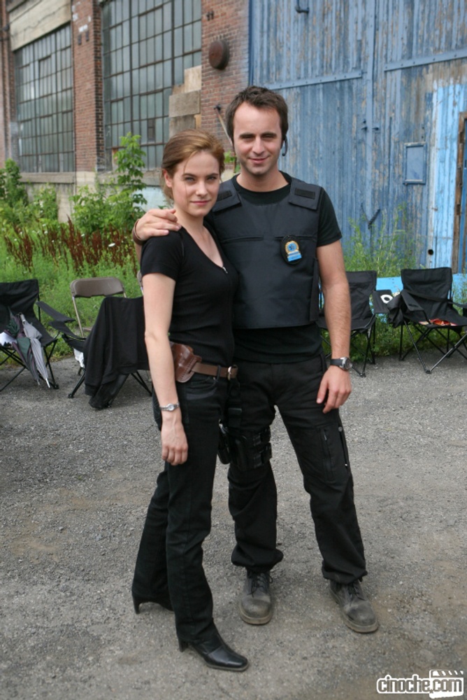 Louis-José Houde et Caroline Dhavernas sur le plateau de De père en flic.