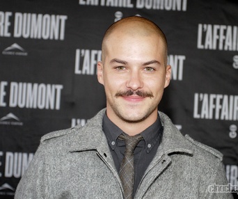 Sur le tapis rouge du film L'affaire Dumont