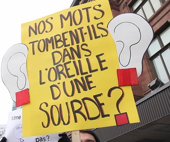 Une scène du film Carré rouge sur fond noir