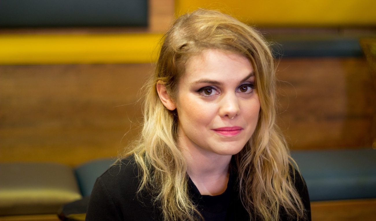 Coeur de pirate précise ses propos; « peut-être plus une tendance vers les filles »
