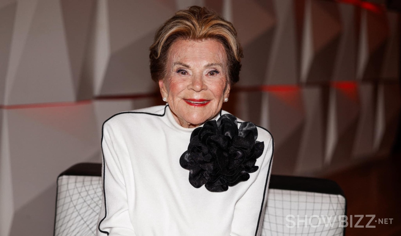 Image de l'article Janette Bertrand pose tout sourire avec son amoureux