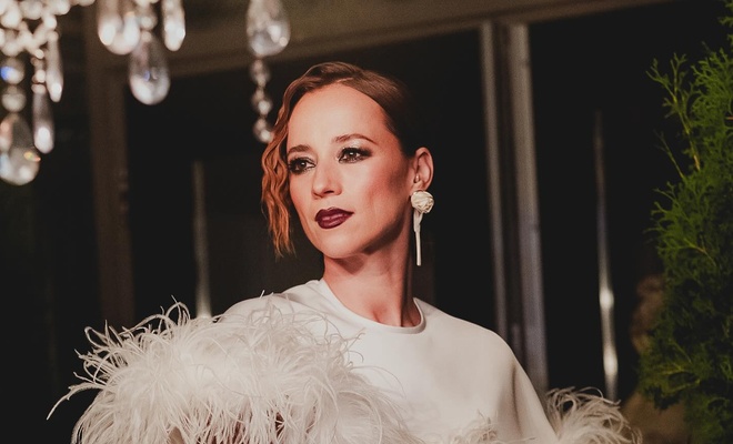 Image de l'article « Traitors Canada» : Six looks spectaculaires pour Karine Vanasse pour la première de la saison