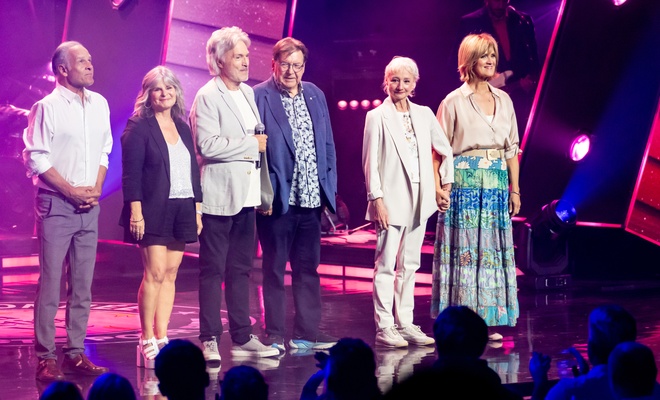 Image de l'article Claude Meunier, la voix tremblante, rend hommage à Marc Messier sur scène