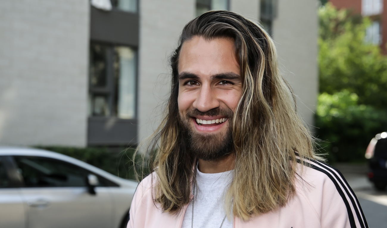 Jay Du Temple va se raser les cheveux sur scène