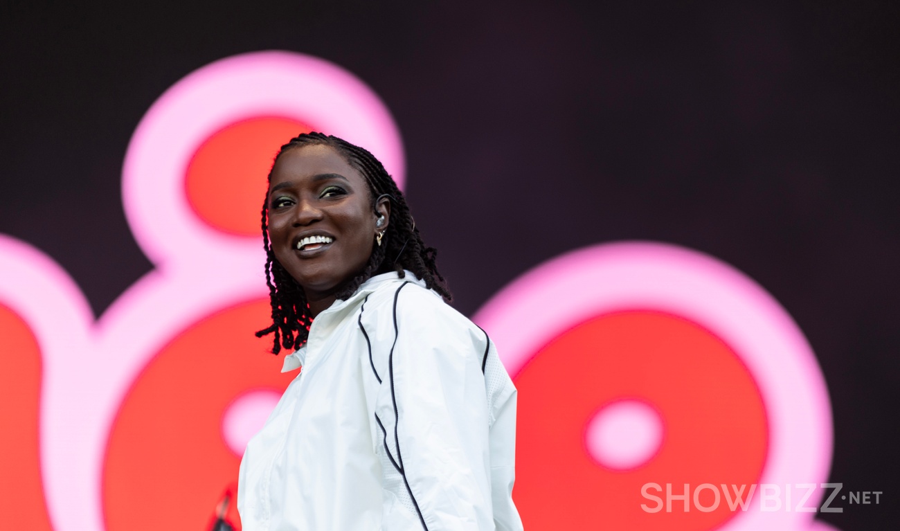 Image de l'article La chanteuse Sarahmée foule un rare tapis rouge avec son amoureuse