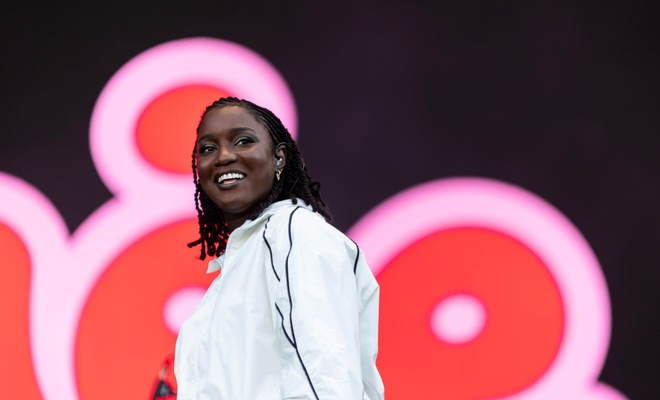 Image de l'article La chanteuse Sarahmée foule un rare tapis rouge avec son amoureuse