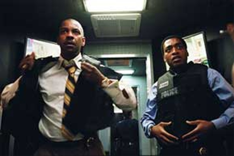 Denzel Washington dans une scène de L'informateur