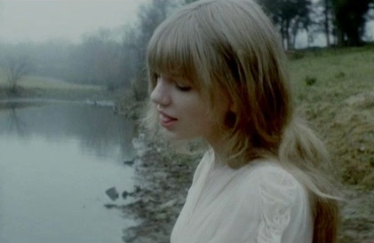 Vidéoclip de « Safe & Sound »