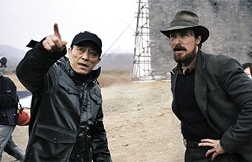 Christian Bale et Yimou Zhang dans The Flowers of War