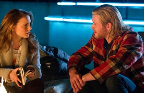 Natalie Portman et Chris Hemsworth dans le film Thor