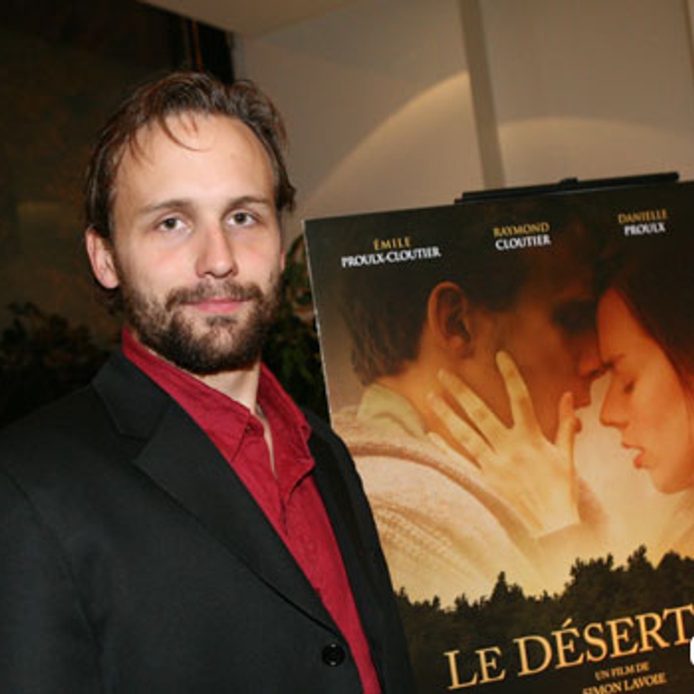 Émile Proulx-Cloutier sur le tapis rouge du film Le déserteur