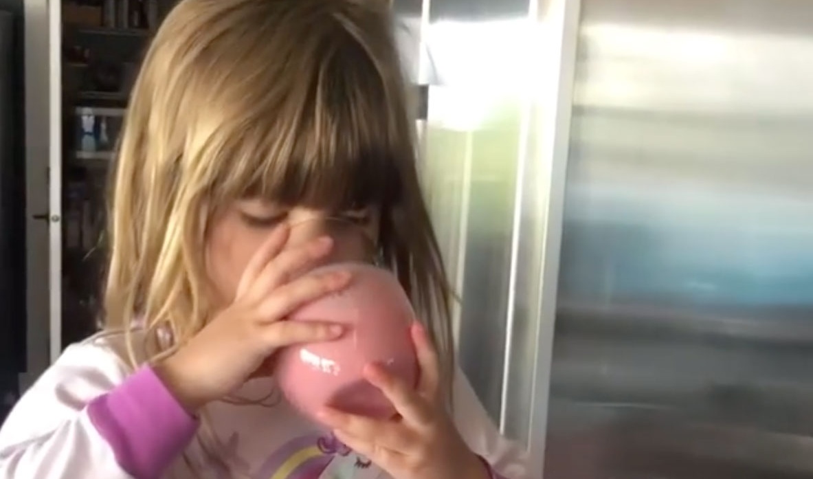 Image de l'article La fille Patricia Paquin fait sa première recette sur les réseaux sociaux et c'est trop mignon
