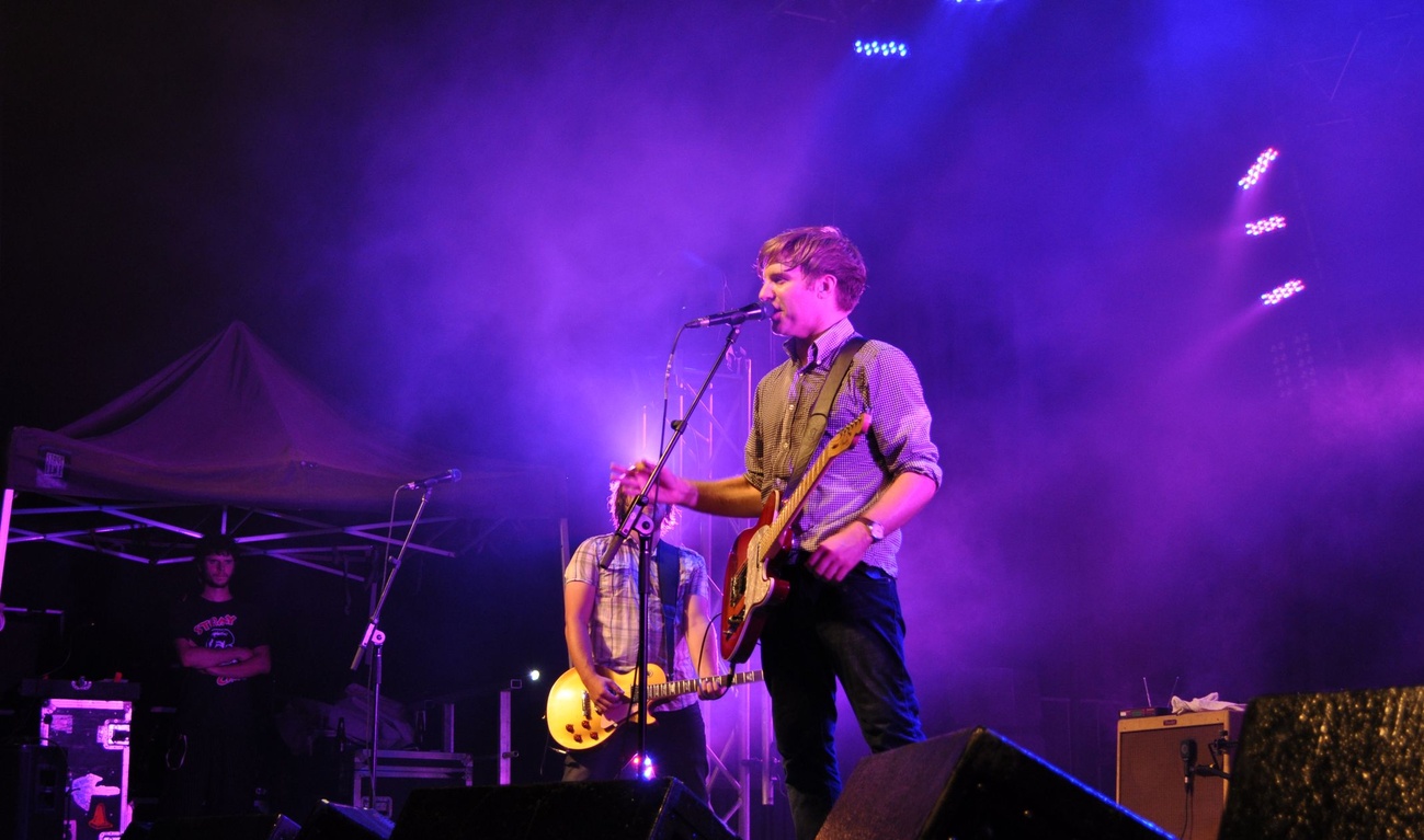 Les Trois accords clament leur « Joie d'être gai » avec un nouvel extrait