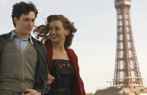 Anne-Marie Duff et Aaron Johnson dans le film Nowhere Boy