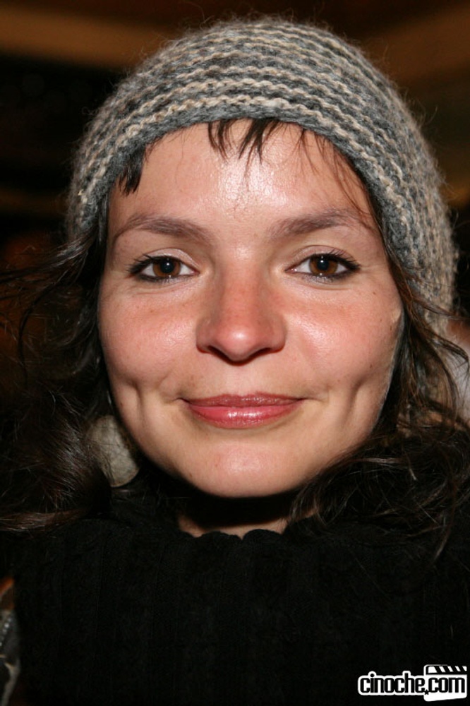 Anaïs Barbeau-Lavalette sur le tapis rouge d'Un capitalisme sentimental