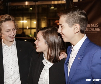 Sur le tapis rouge du film Pieds nus dans l'aube