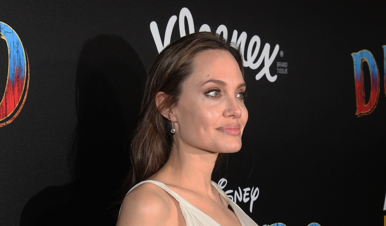 Angelina Jolie pose avec ses enfants sur le tapis rouge de Dumbo