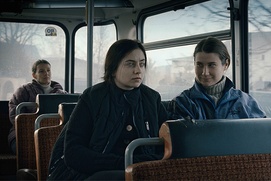 Une scène du film Au-delà des collines