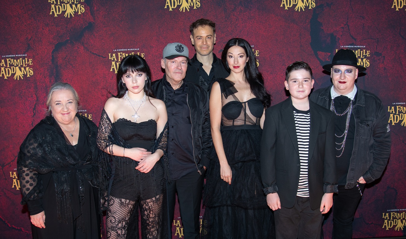 Image de l'article Photos : Les looks de tapis noir des artistes et leurs familles à la première de La Famille Addams