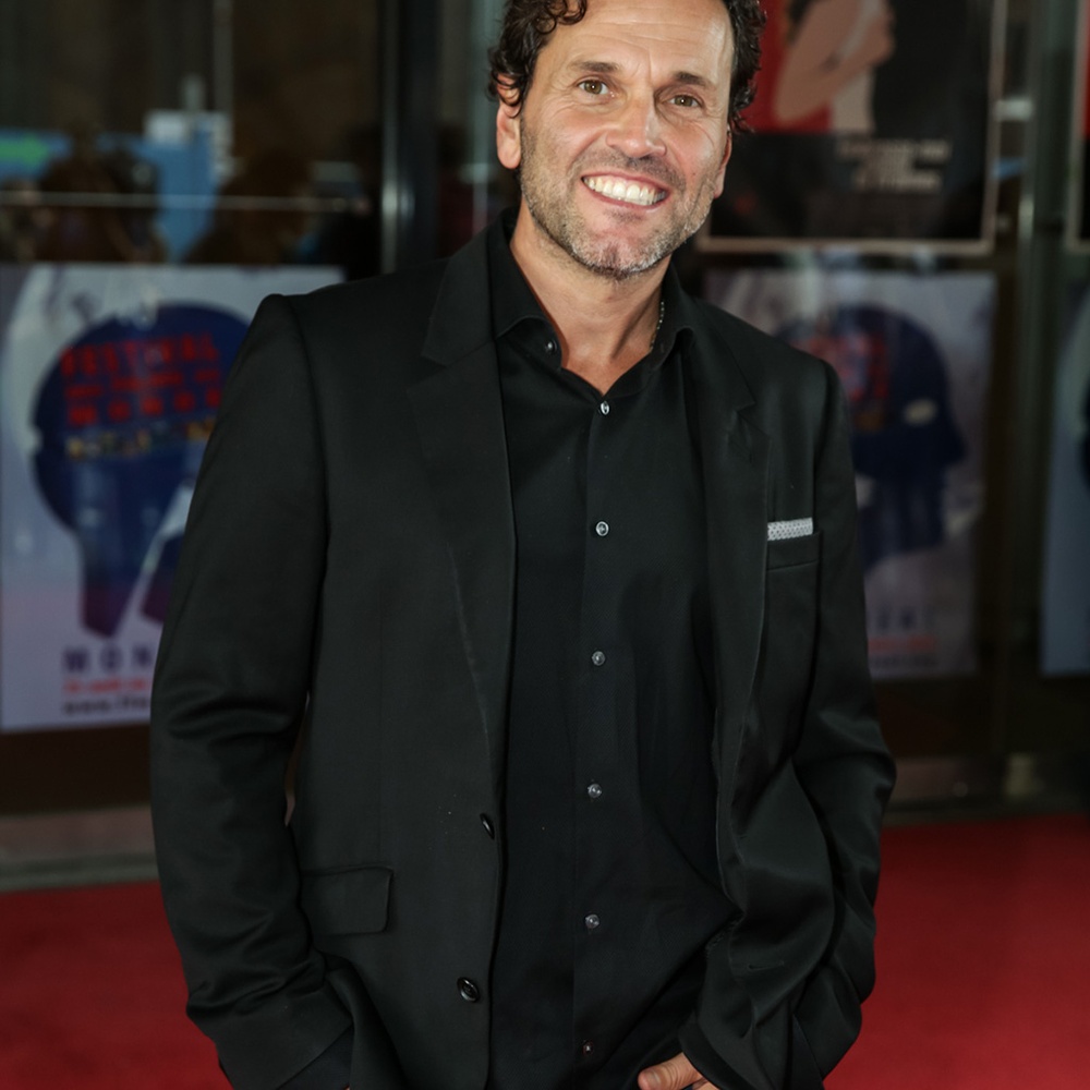 Sur le tapis rouge de la première de Embrasse-moi comme tu m'aimes
