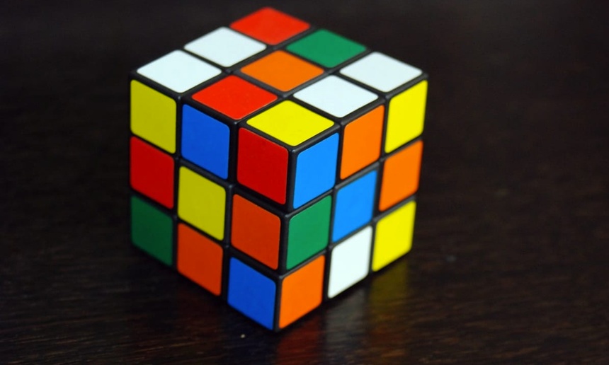 Un film sur le jouet Cube Rubik en développement