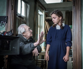 Une scène du film Les fleurs bleues