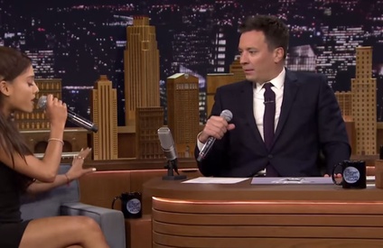 Ariana Grande imite Céline à la perfection