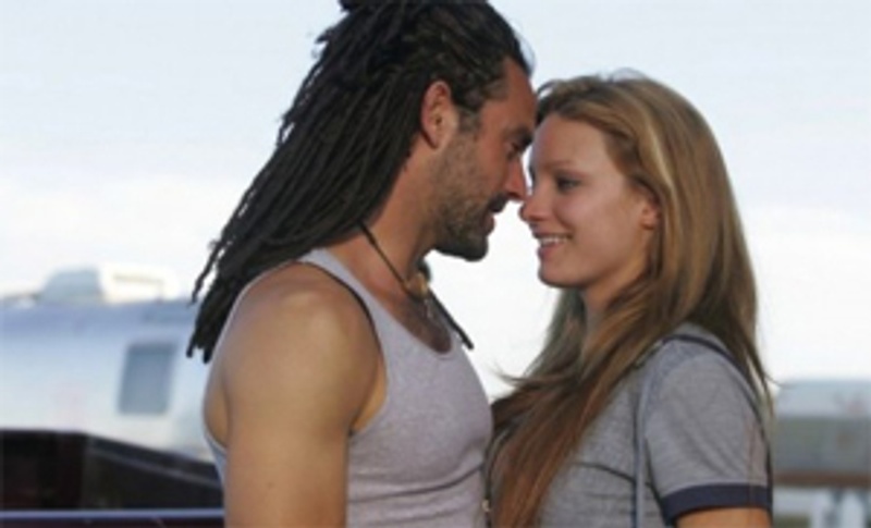 Guillaume Lemay-Thivierge et Laurence Laboeuf dans le film Les pieds dans le vide