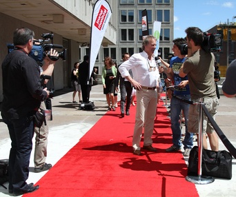 Sur le tapis rouge du film Le sens de l'humour