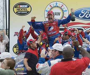 Scène du film Les nuits de Talladega : La ballade de Ricky Bobby