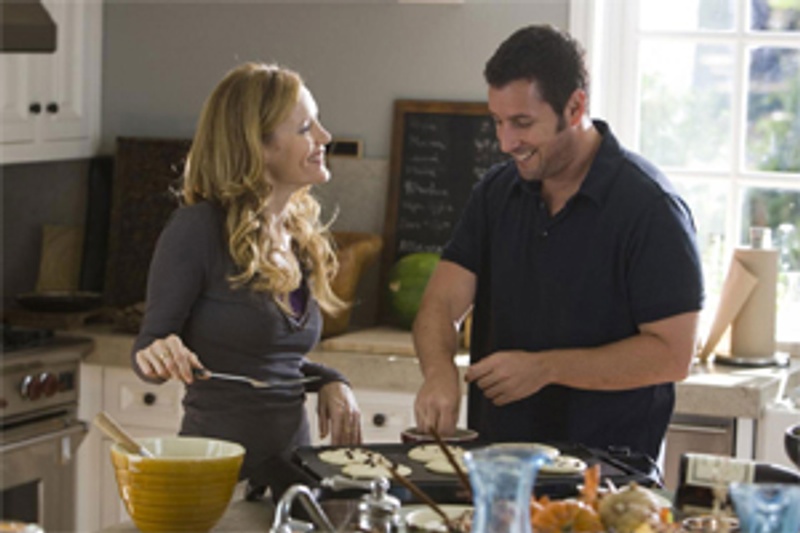 Adam Sandler et Leslie Mann dans la comédie Drôle de monde