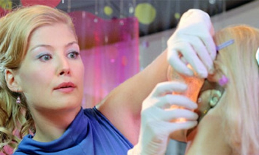 Rosamund Pike obtient le premier rôle féminin dans One Shot
