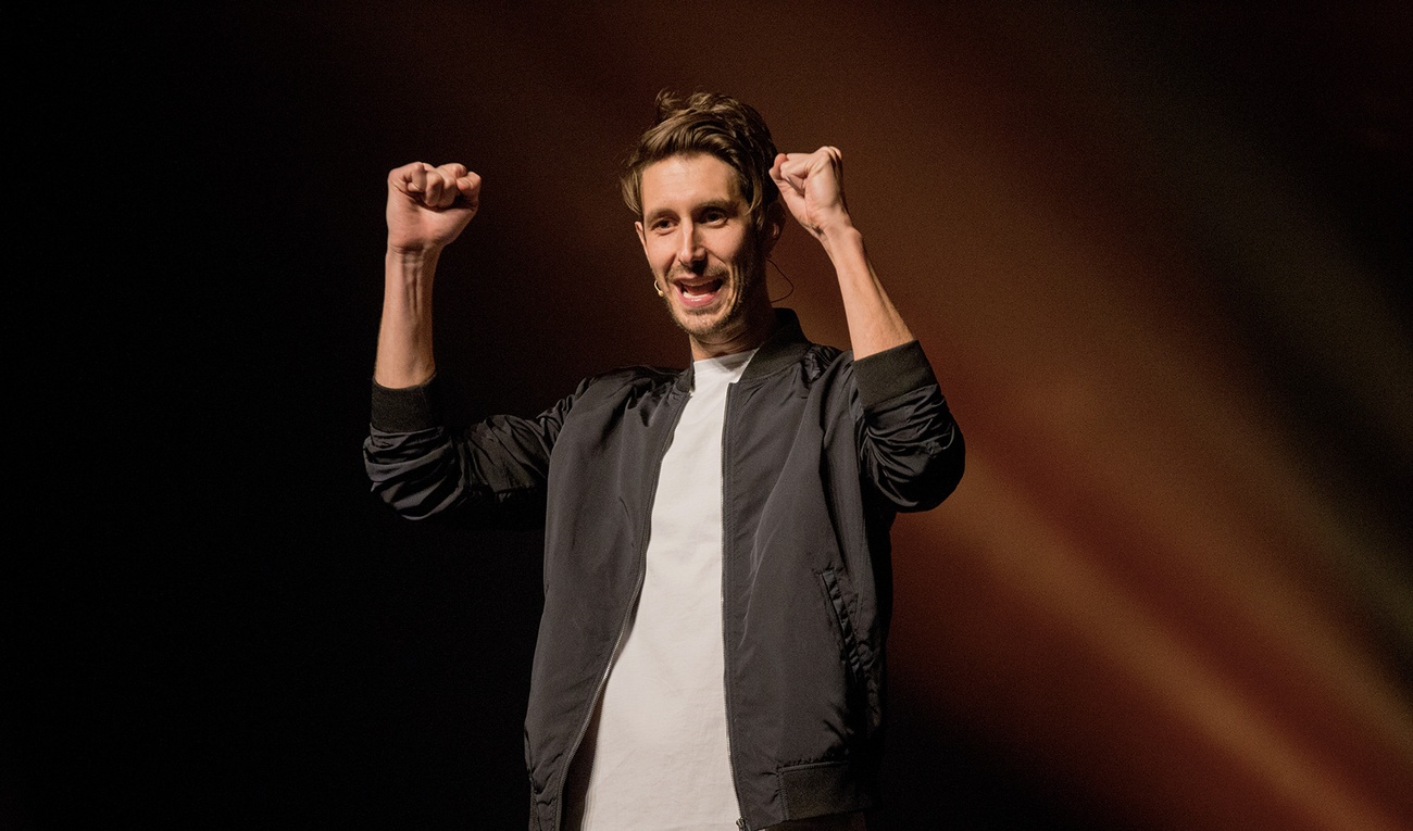 Jérémy Demay se fait cruiser en plein spectacle