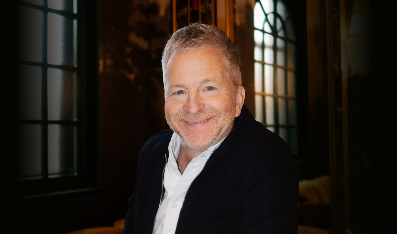 Image de l'article André Robitaille partage une douce image de la conjointe de Serge Fiori en coulisses de son hommage