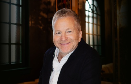 Image de l'article André Robitaille partage une douce image de la conjointe de Serge Fiori en coulisses de son hommage