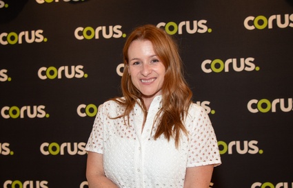 Image de l'article Marie-Joanne Boucher pose avec sa fille sur un tapis rouge