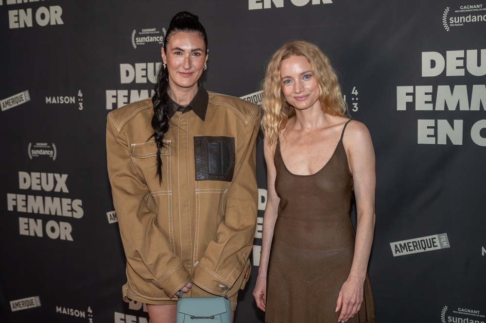 Tapis rouge de Deux femmes en or